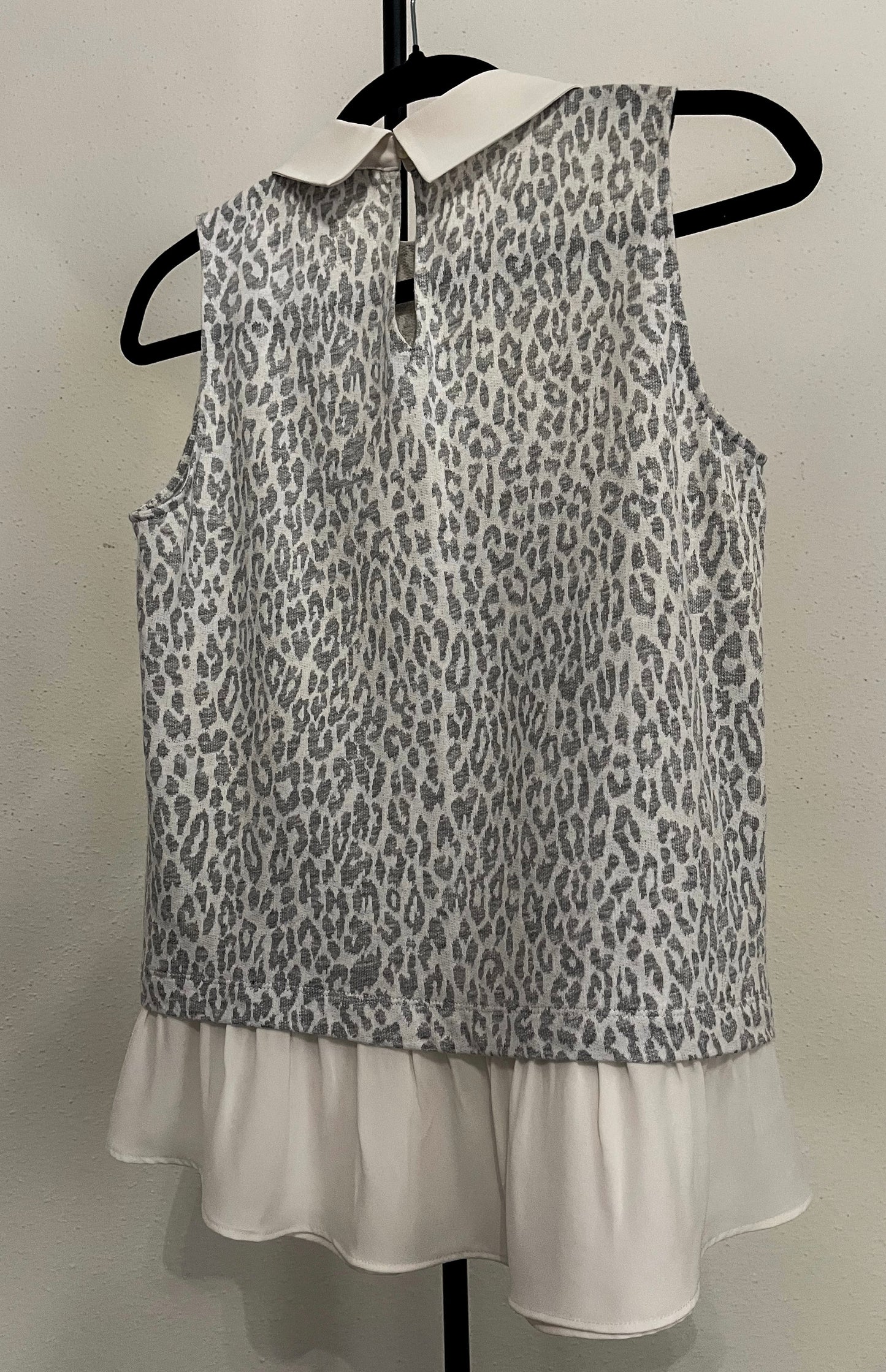 LOFT Women’s Gray Leopard Print Blouse Size ( XS )