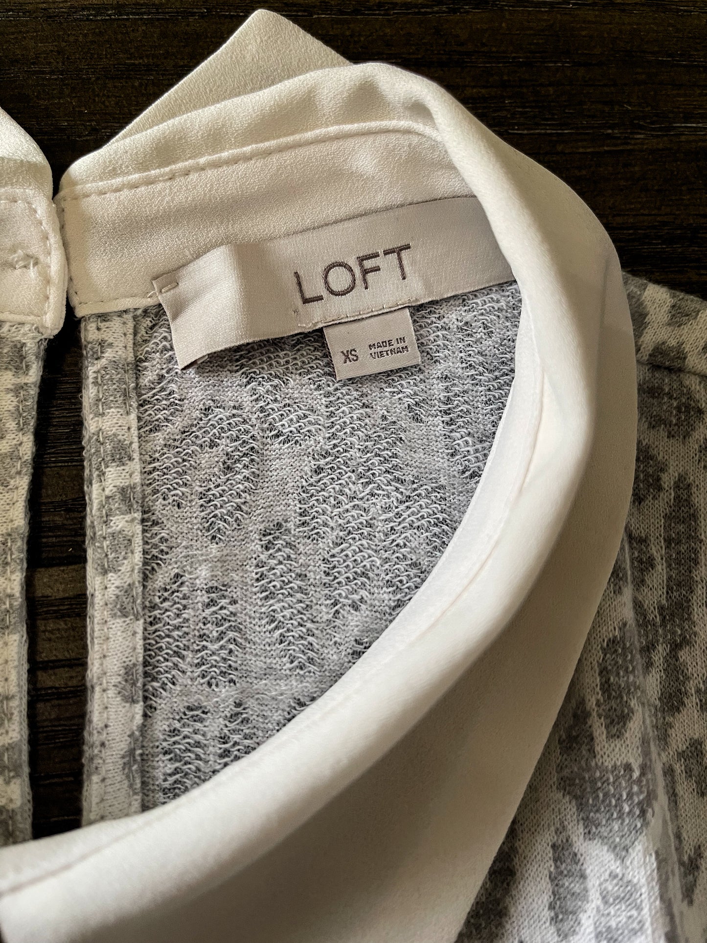 LOFT Women’s Gray Leopard Print Blouse Size ( XS )