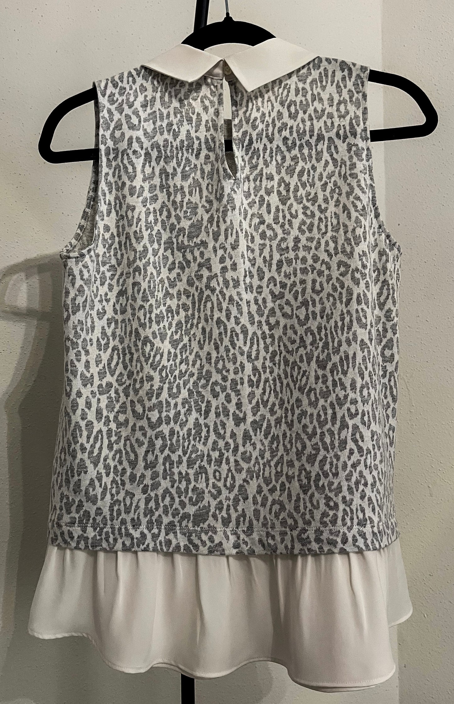 LOFT Women’s Gray Leopard Print Blouse Size ( XS )
