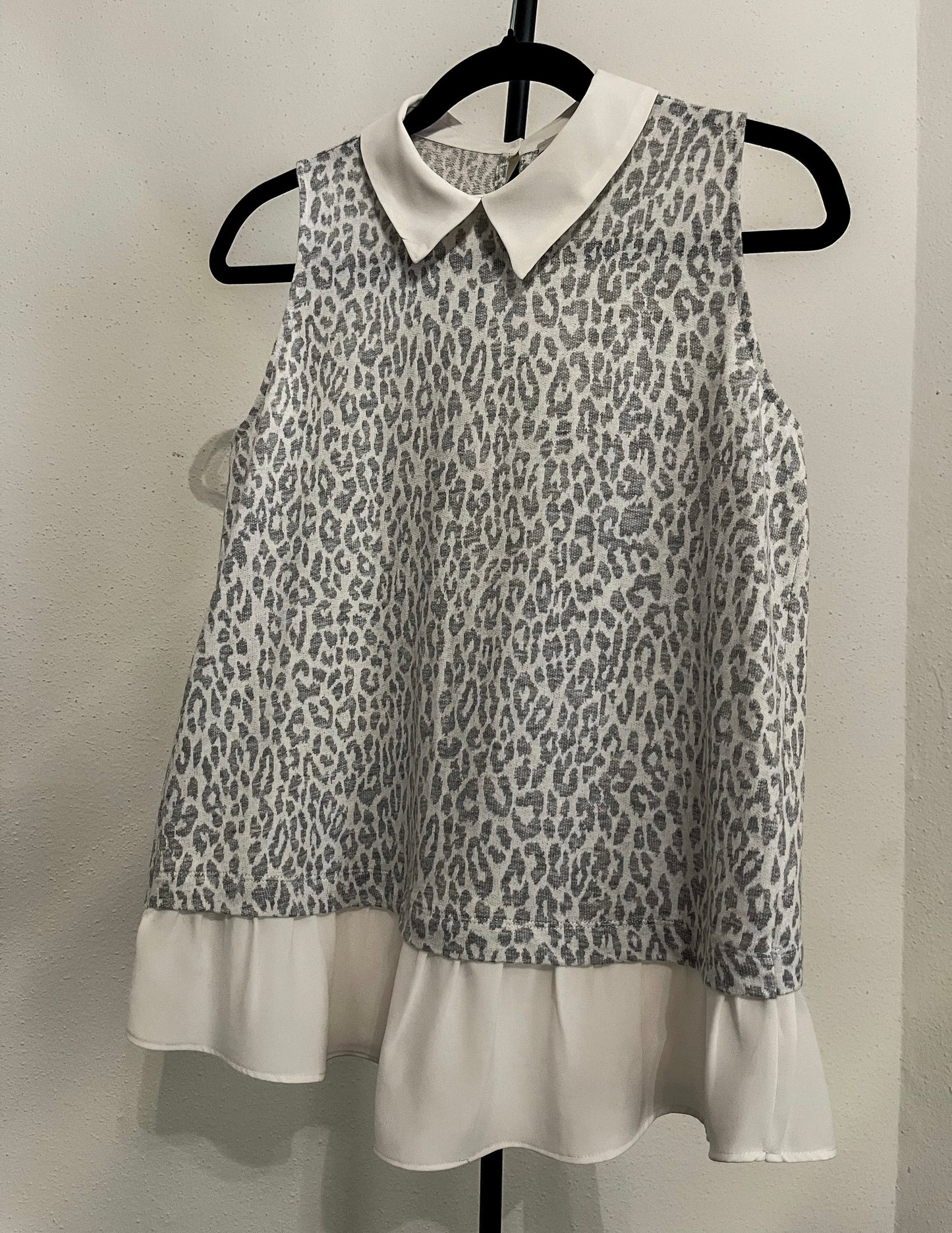 LOFT Women’s Gray Leopard Print Blouse Size ( XS )